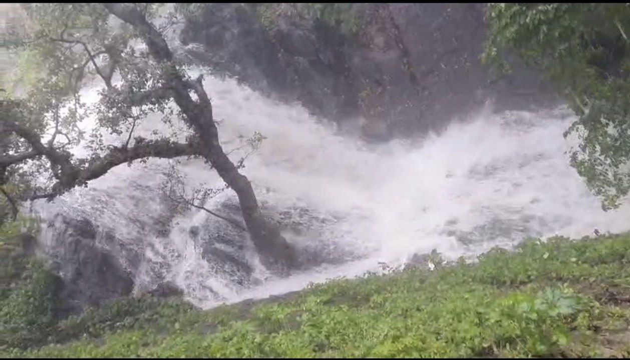 माउंट आबू की हृदयस्थली नक्की झील में चली चादर,