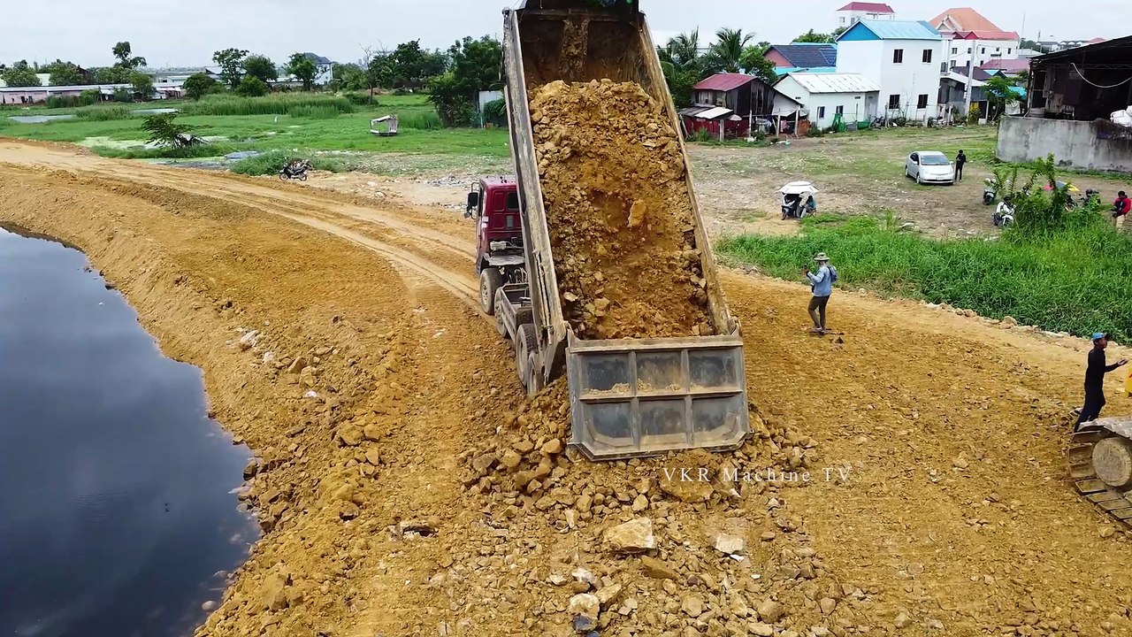 Start A New Landfill Project! By Huge Size Dump Truck 25 5T And Skill Dozer SHANTUI Paving Soil Part