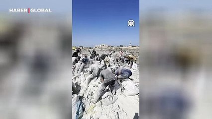 Gazze'de kıtlık derinleşiyor: Filistinliler yere saçılan unları böyle topladı