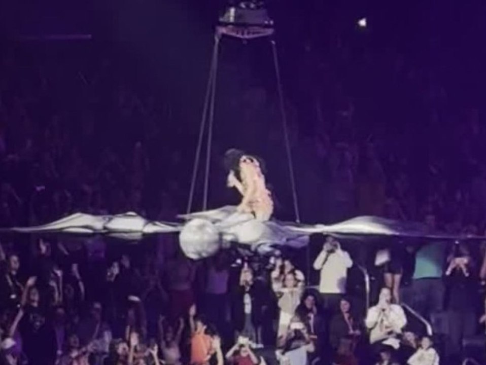 Katy perry: fliegende requisite kracht beinahe ins publikum