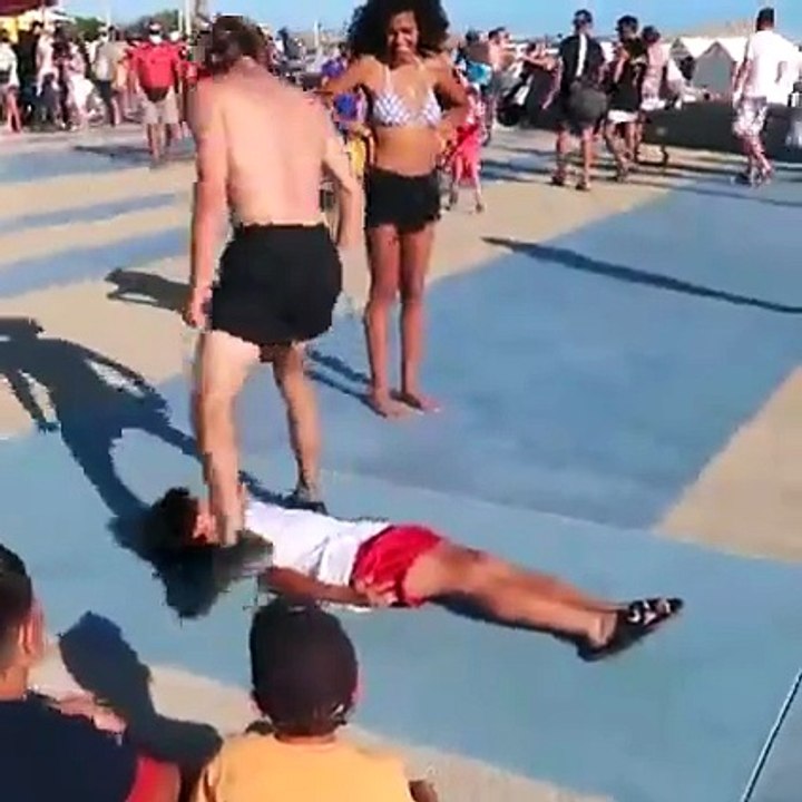 Acrobaties de dingue à la plage !