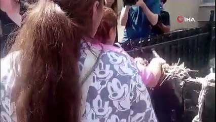 Sel nedeniyle evinde çocuğuyla mahsur kalan kadın sinir krizi geçirdi