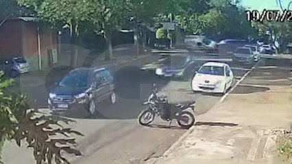 Câmera registra momento em que Kangoo tomba em acidente com Amarok