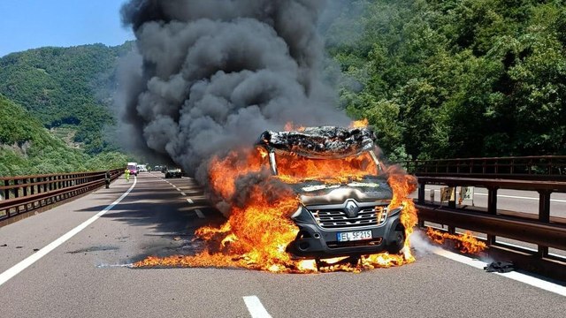 Camper in fiamme in A22, i vigili del fuoco si fanno strada in moto tra il traffico e riescono a domare l'incendio