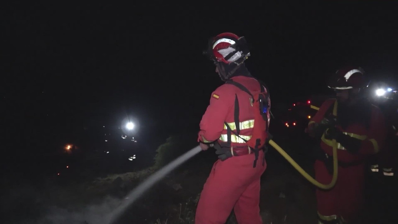 Los bomberos trabajan con ataque directo para apagar las llamas del incendio de Ibi