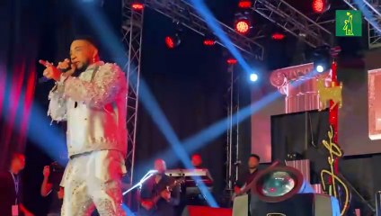 Elvis Martínez enciende Santiago con su espectáculo “Un Camarón en la Arena”