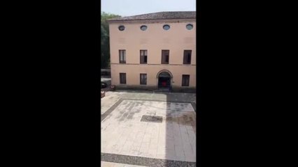 Treviso, il sindaco pulisce il municipio con l'idropulitrice: il video popolare su TikTok