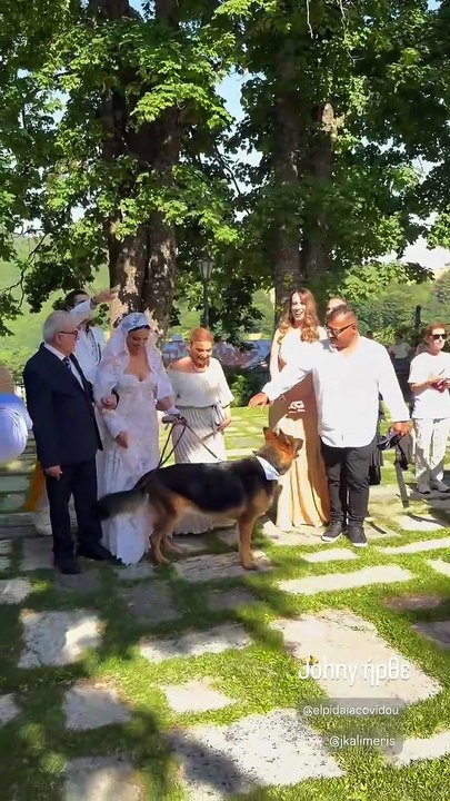 Γάμος Τζώνη Καλημέρη: Η στιγμή που αντικρύζει την Ελπίδα Ιακωβίδου στην εκκλησία