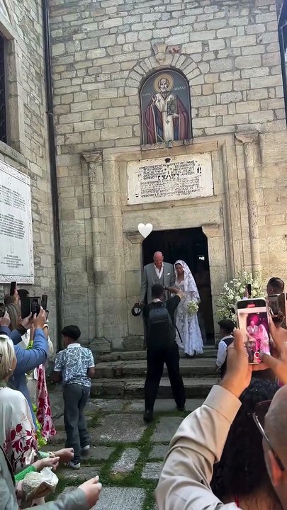 Τζώνη Καλημέρης - Ελπίδα Ιακωβίδου: Η έξοδός τους από την εκκλησία μετά τον γάμο