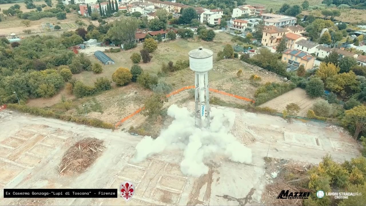 Va giù l'ultima torre ai Lupi di Toscana: a Firenze cade il simbolo della caserma dove generazioni di ragazzi cominciavano la naja