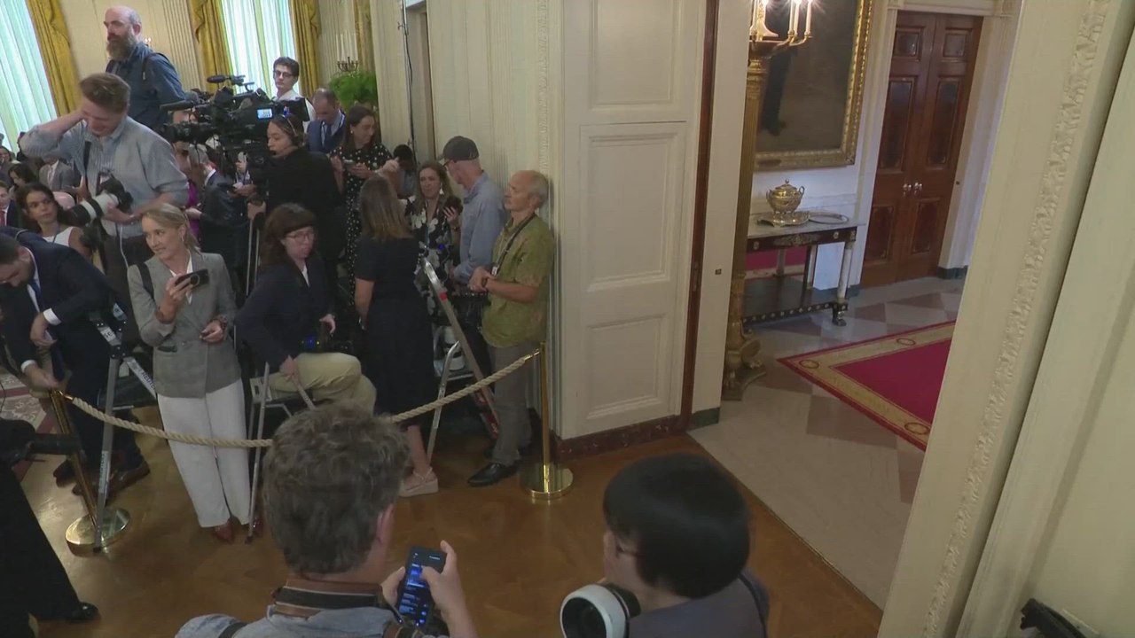 Donald Trump receives a standing ovation in his comeback at the Genius Act entrance