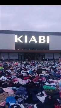 🇫🇷♻️ INSOLITE – 15 tonnes de vêtements usagés déversés devant Kiabi et Décathlon Un véritable monticule textile a été abandonné devant ces enseignes en Meurthe‑et‑Moselle, symbolisant une crise profonde du recyclage dans le secteur du vêtement 👕🔄