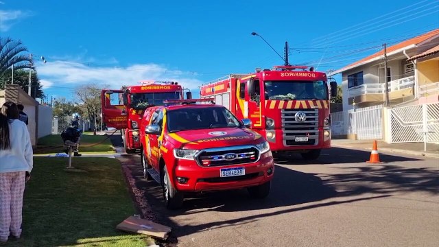 Bombeiros são acionados para combater incêndio em residência no Country