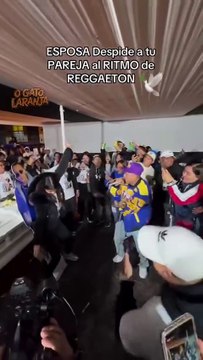 Viúva viraliza ao rebolar em caixão do marido morto durante velório