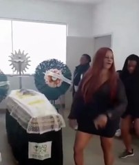 Família emociona a todos com dança de funk durante velório em homenagem ao ente querido 🎶