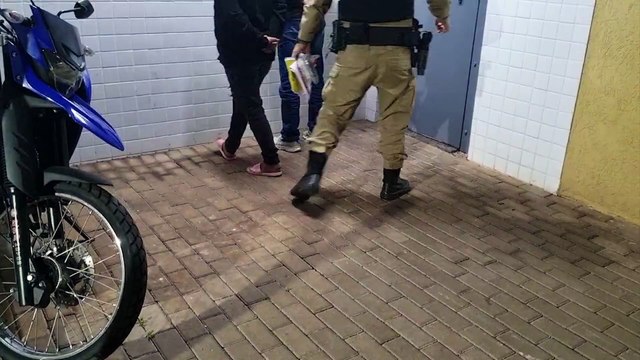 Transportando 500 gramas de cocaína em moto, homem e mulher são detidos pela ROTAM