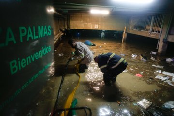 Se inunda el estacionamiento de la Plaza Palmas