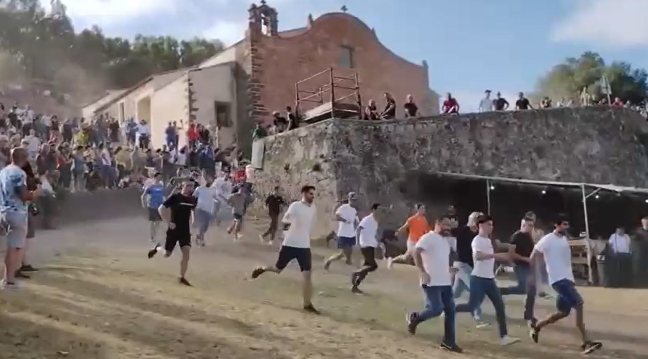 Sedilo ringrazia San Costantino: centinaia di persone all'Ardia a piedi