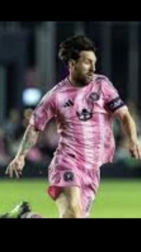 LIONEL MESSI EMBARRASSED GOALKEEPER WITH A CHIP 🍟 #football #soccer #shortssport #ronaldino #messi