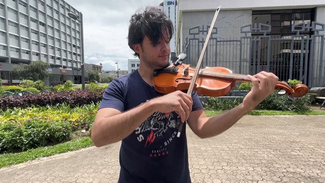mqn-El joven que detiene el caos de San José con un violín y un sueño universitario-230725