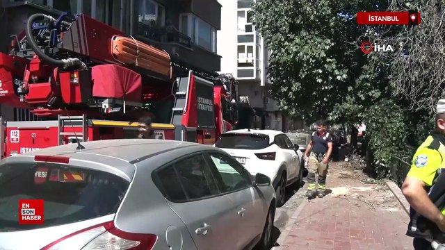 İstanbul’da kurumuş ağaç dalı bir aracın üzerine düştü