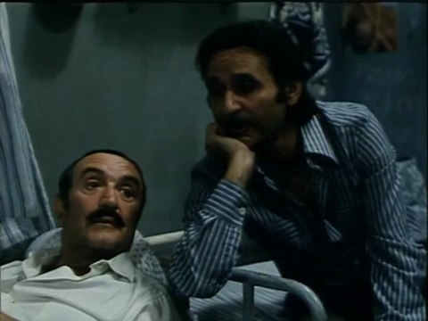 BLACK & WHITE MYRON __ '''ΑΥΤΟΣ ΤΟ ΒΙΟΛΙ ΤΟΥ''' - Ηθοποιοί: Σωτήρης Μουστάκας (Λευτέρης Παγκανινάκης) , Γιάννης Μιχαλόπουλος (πρόεδρος δικαστηρίου διαζυγίων) , Θάνος Παπαδόπουλος (παπα-Φώτης) , Στέλλα Κωνσταντινίδου (Τζένη, 1η σύζυγος) , Αθηνά Μαυρομ