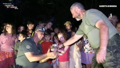 Modena, i bambini liberano le civette salvate dai volontari de Il Pettirosso