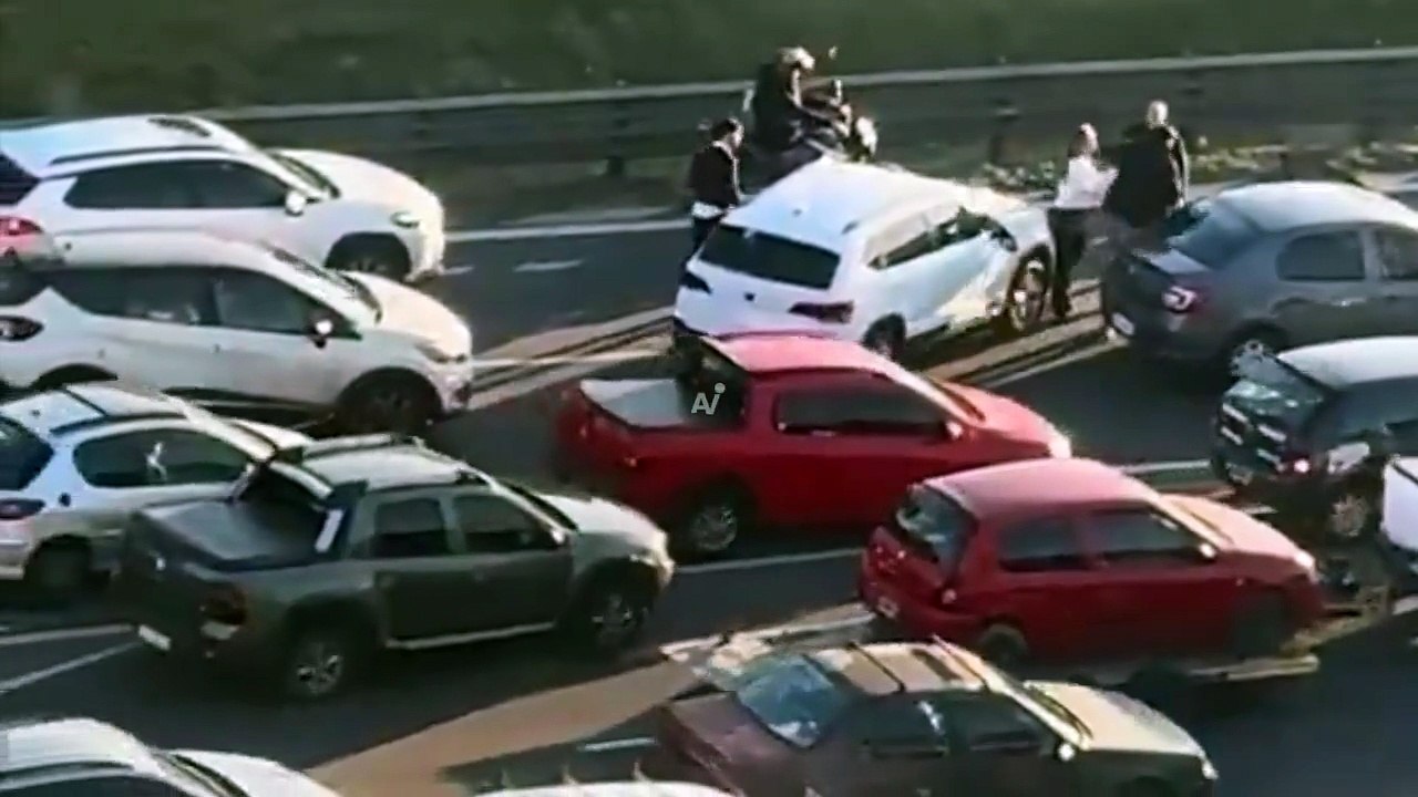VIDEO: Violenta pelea a golpes entre automovilistas en plena autopista
