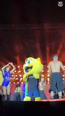 La mascota del Barça CAT se sube a bailar al escenario con Aitana