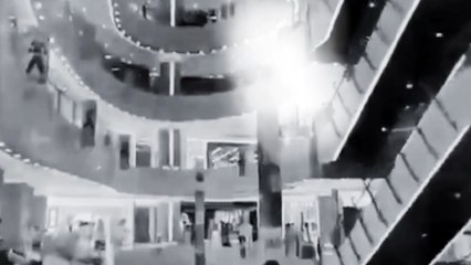 Mujer se quita vida en centro comercial tras hacer larga fila por artículo que se agotó