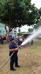 Bomberos DN realizan el "Manguerazo del Verano" en el parque Mirador Rosa Duarte