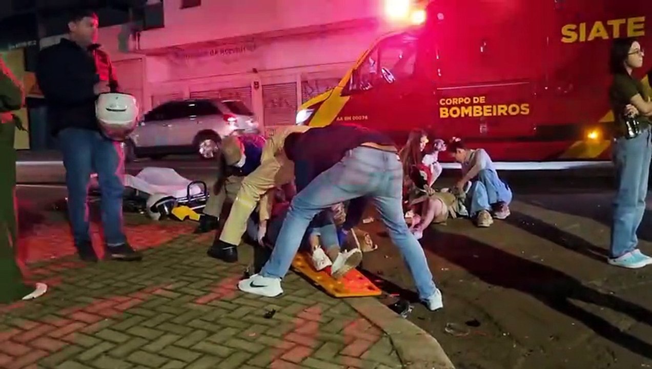 Colisão entre motos deixa um homem e duas mulheres feridos no Centro de Cascavel