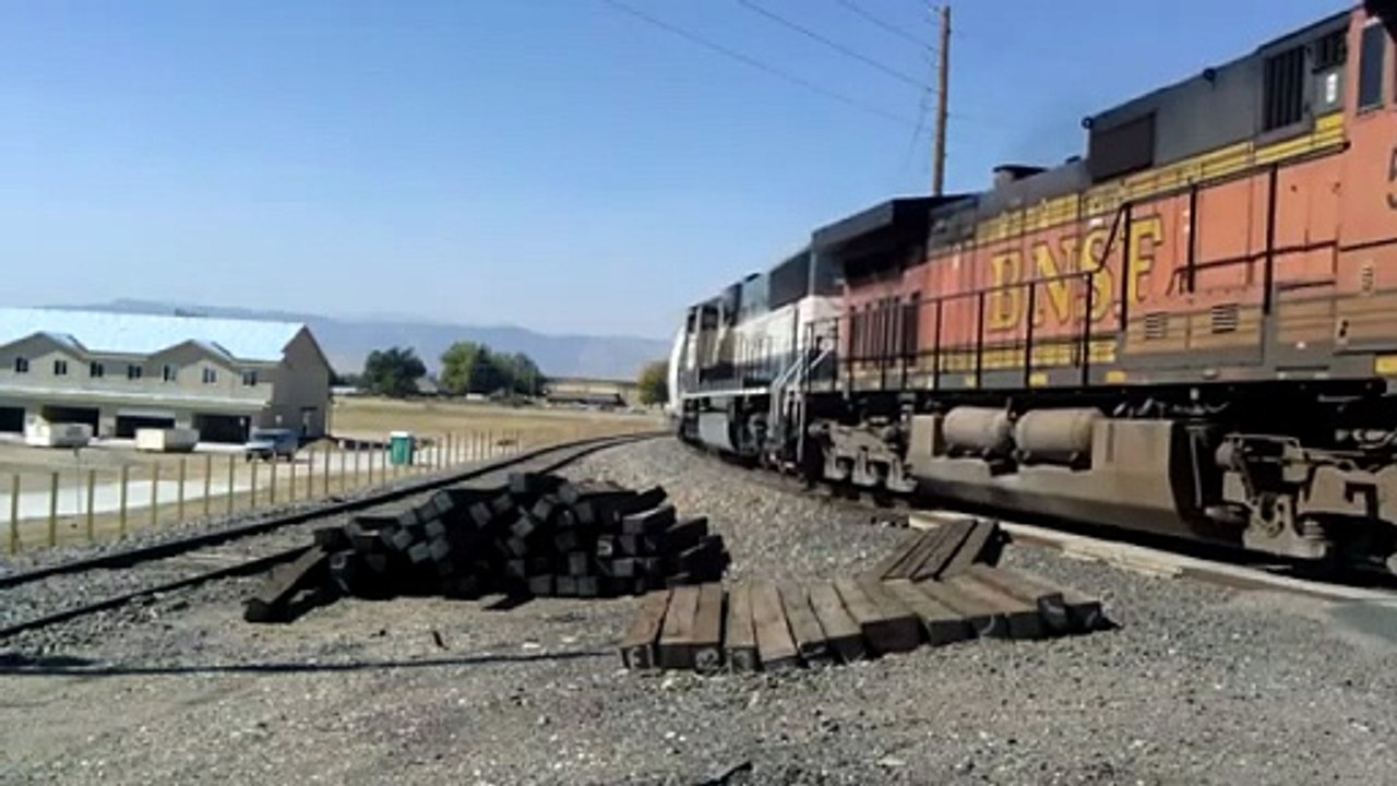 BNSF 5114 leads the Cheyenne local back north - Engineer_colby (360p, h264)