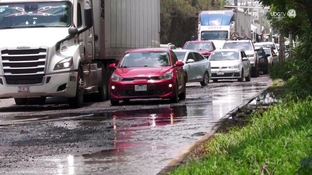 Por enormes baches Vecinos de Tlajomulco quedan atrapados a diario en el caos vial de Adolf Horn