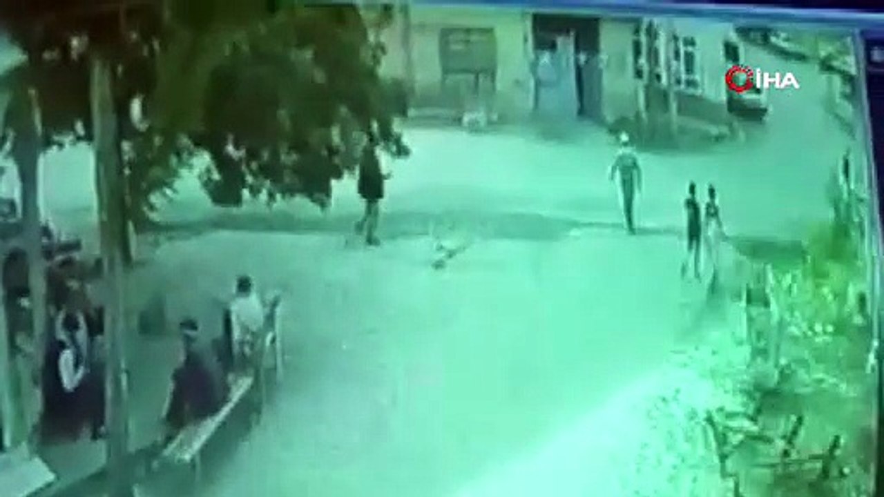 Bir elinde baston, diğer elinde silah... Ortalığı birbirine kattı!