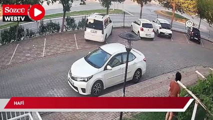 Edirne'de hafif ticari aracın site bahçesine girip otomobile çarpması kameraya yansıdı