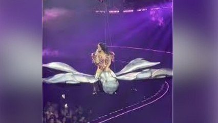 Katy Perry sahnede zor anlar yaşadı: Dev kelebek maketi arızalandı