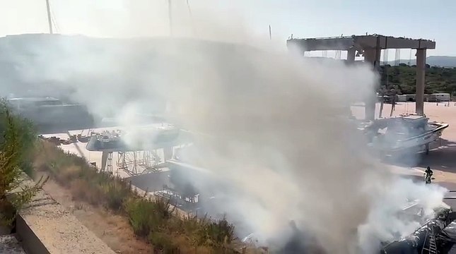 Olbia, incendio nel cantiere nautico Valdettaro: a fuoco un catamarano di 25 metri
