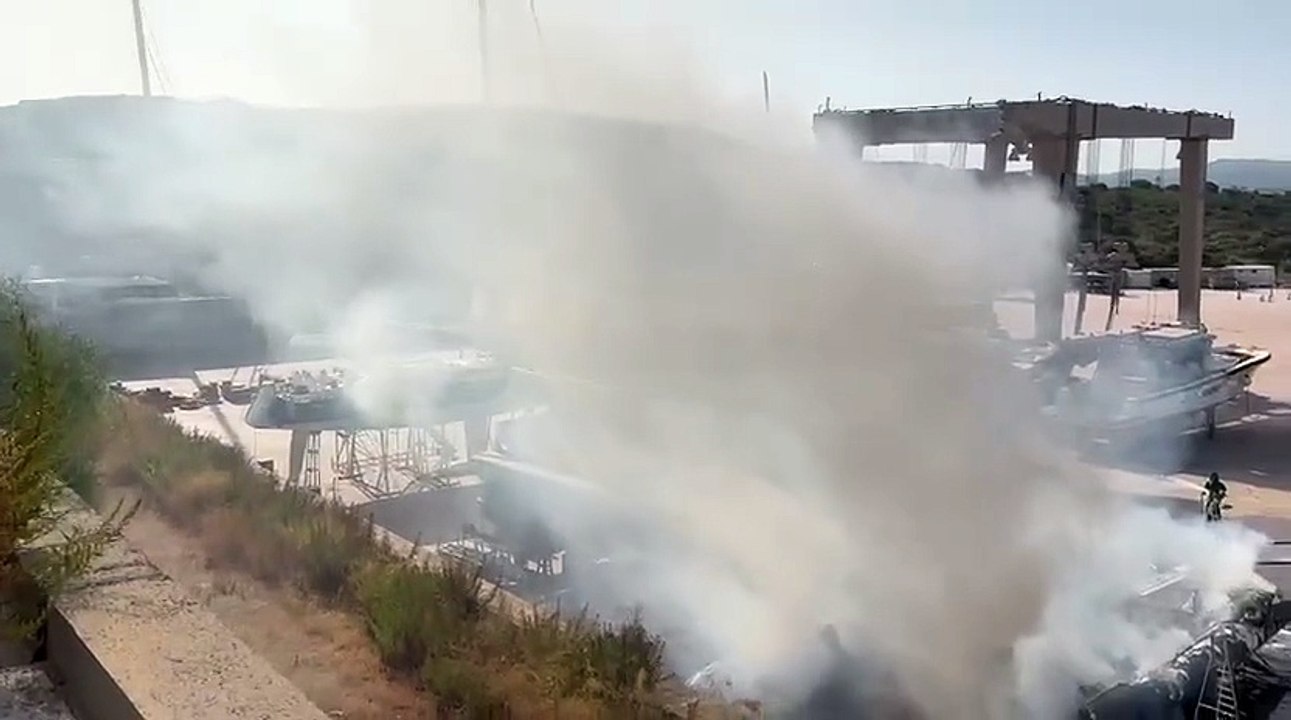 Olbia, incendio nel cantiere nautico Valdettaro: a fuoco un catamarano di 25 metri