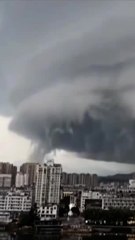 Una gran nube cubre el cielo de la ciudad china de Zhuhai
