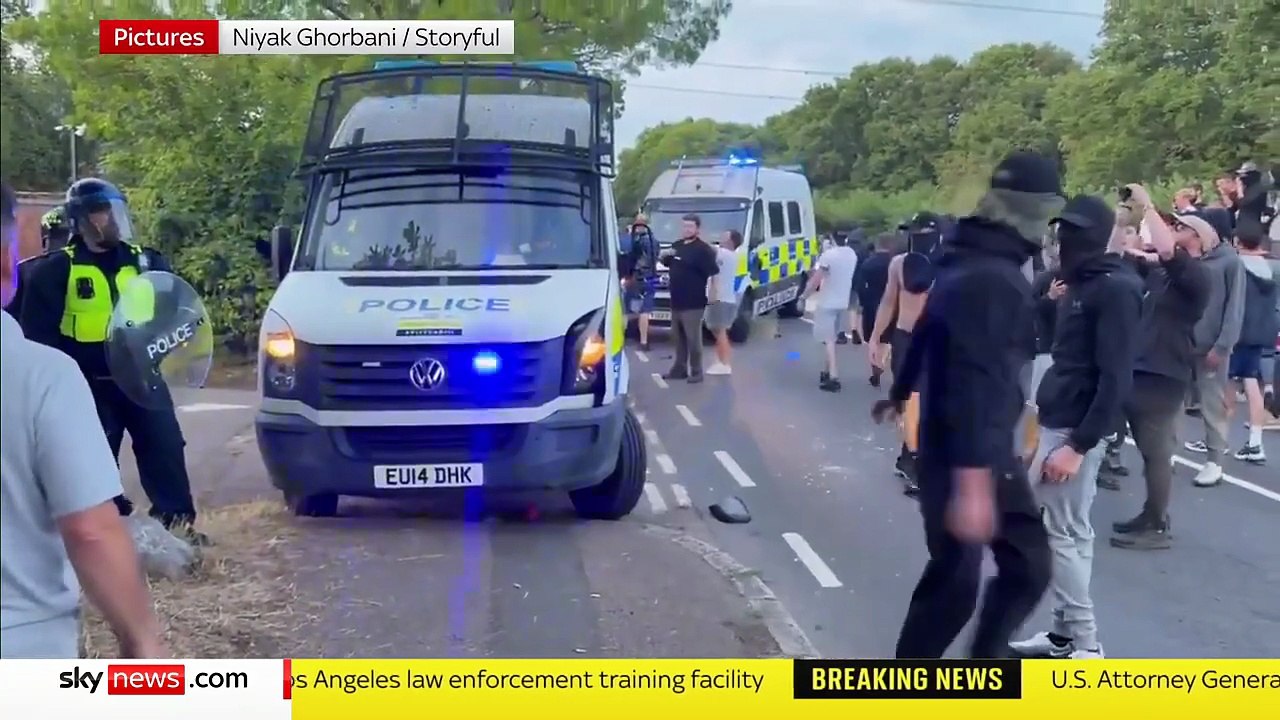 Angleterre - Découvrez les images des grosses tensions qui ont éclaté près de Londres devant un hôtel hébergeant des demandeurs d'asile: "Renvoyez-les chez eux", "Sauvons nos enfants"