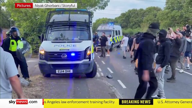 Angleterre - Découvrez les images des grosses tensions qui ont éclaté près de Londres devant un hôtel hébergeant des demandeurs d'asile: Renvoyez-les chez eux , Sauvons nos enfants