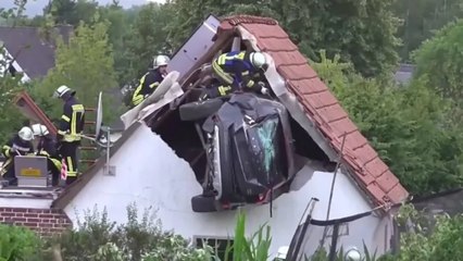 Pierde el control al volante, atropella a un niño y empotra su coche en lo alto de un granero