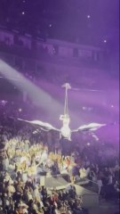 Katy Perry casi se cae y queda colgada sobre el público