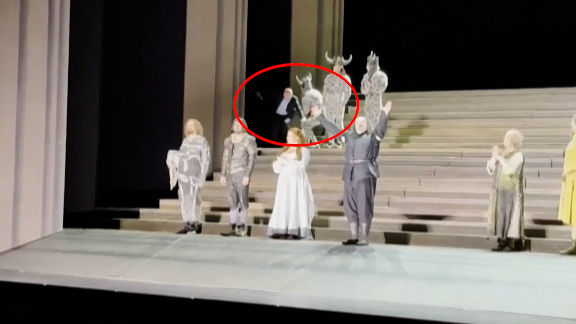 La inhumana situaci�n en Gaza ha trascendido las fronteras y se ha colado en la Royal Opera House de Londres. As�, con la bandera de Palestina, ha posado uno de los miembros de la funci�n "Il Trovatore" de Giuseppe Verdi.