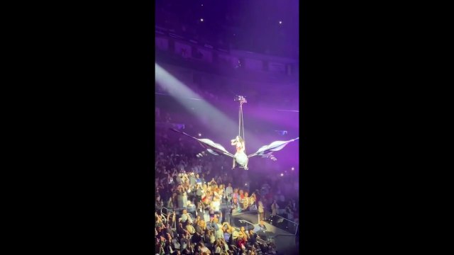 Grosse frayeur pour la chanteuse Katy Perry qui, en plein concert à San Francisco, a failli faire une chute de plusieurs mètres au-dessus du public !