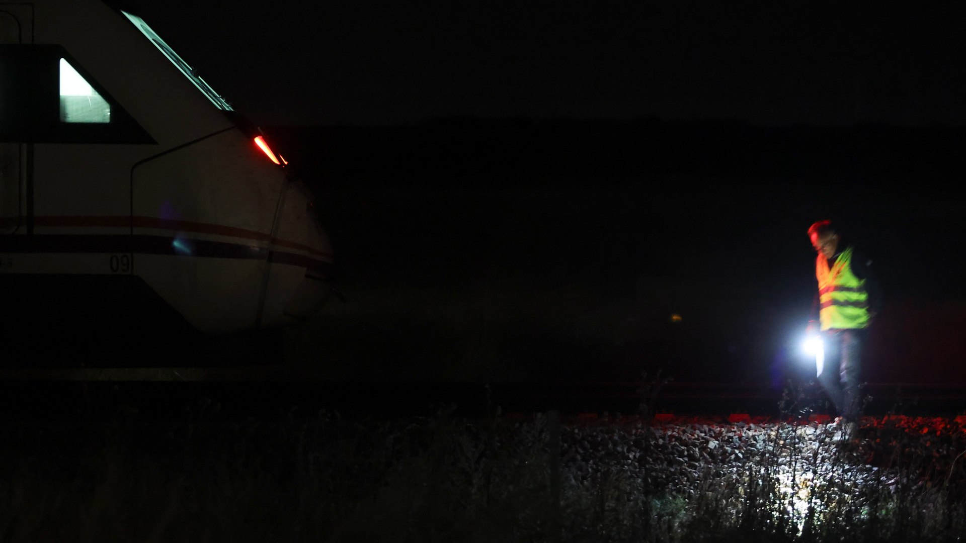 La Guardia Civil investiga como un posible caso de violencia machista la muerte de un hombre y una mujer arrollados anoche por un tren Alvia a unos 300 metros del apeadero de Moriscos (Salamanca).