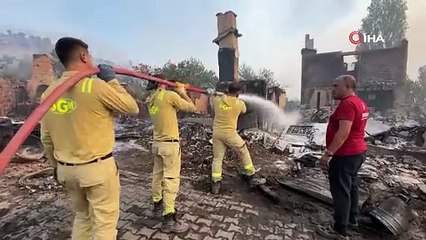 Orman yangınının sıçradığı mahalle harabeye döndü