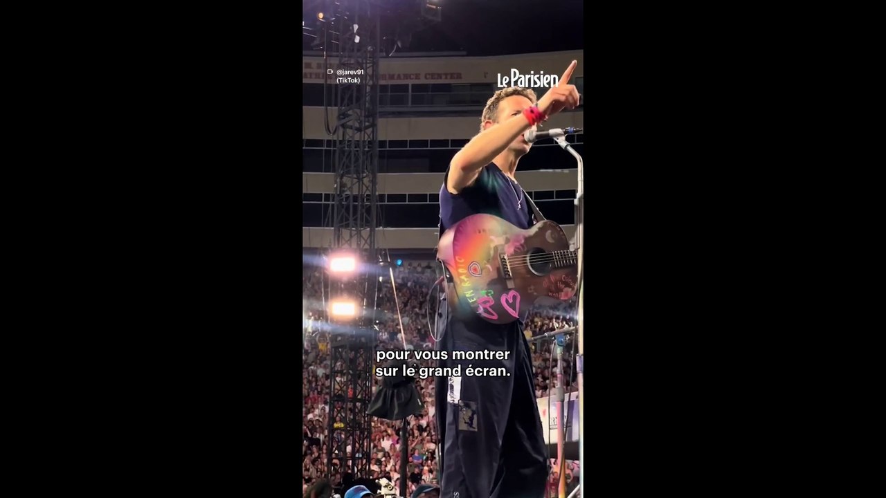 Chris Martin prévient le public avant de lancer la "kiss cam"