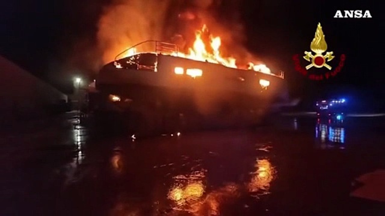 Fiamme in un cantiere nautico a Olbia, distrutto un catamarano
